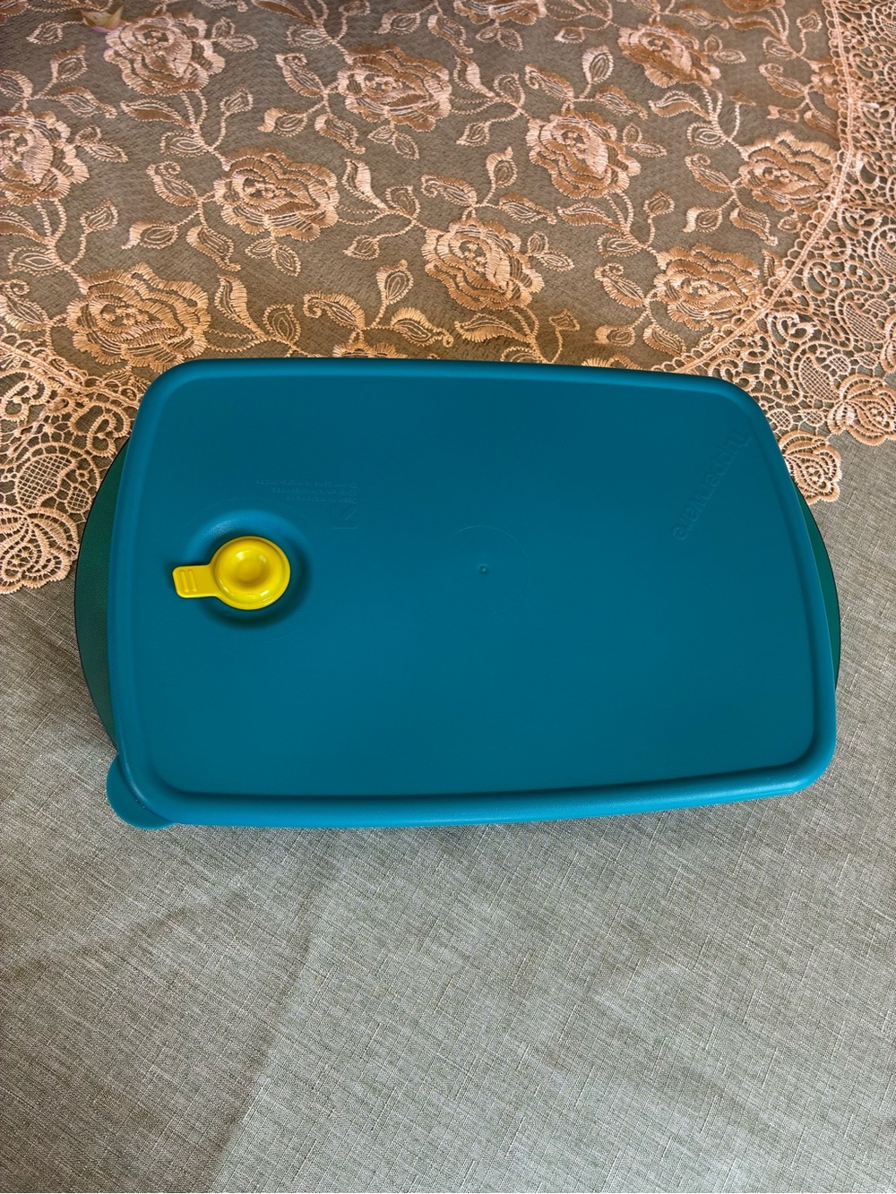Tupperware Vent N Serve Microwaveable Divided Container